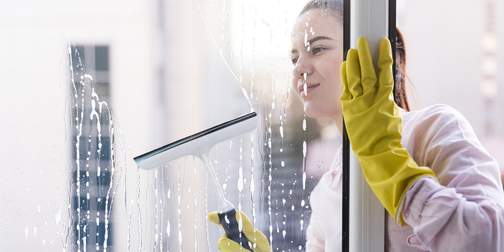 Comment nettoyer des vitres très sales ?